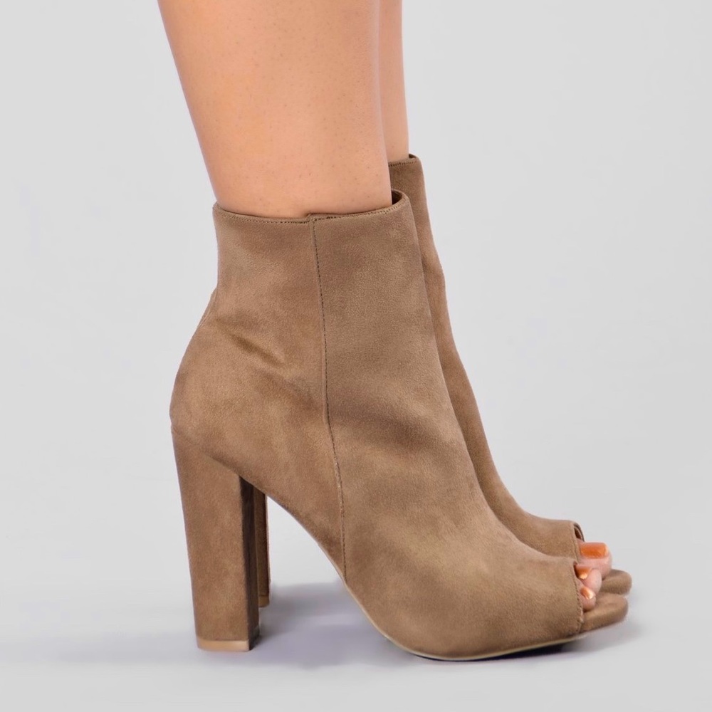 AWESOME TAUPE BOOTIES 💕